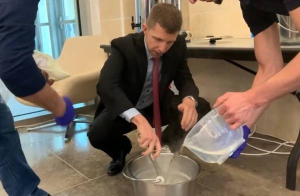 نائب السفير الأمريكي في الأردن يتعلم صناعة السحلب (فيديو)