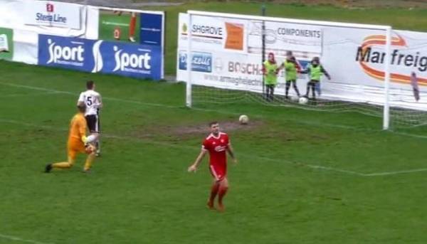 فيديو.. الأرض تعاقب لاعبا على احتفاله المبكر بإهداء هدفه لزميله