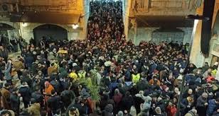 مشهد مهيب .. الاف المصلين يهتفون بالروح بالدم نفديك يا أقصى .. بعد صلاة الفجر العظيم في مدينة نابلس