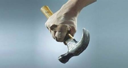 ثلاثيني يهشم رأس حماته بمطرقة