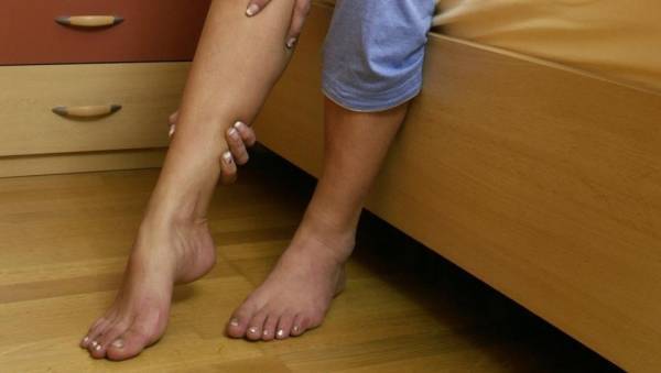 لماذا نشعر بـتنميل في أقدامنا؟