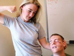 سيدة تفقأ عين زوجها لمغازلته سيدة أخرى