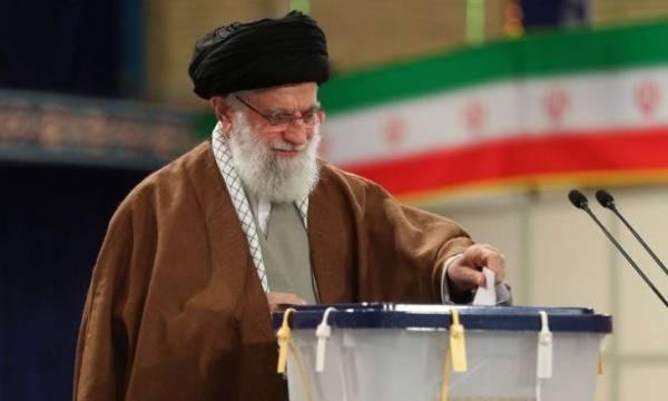 خامنئي يتهم الإعلام الأجنبي باستخدام “كورونا” لـ”ثني” الإيرانيين عن التصويت في الانتخابات
