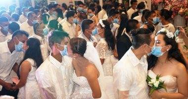صور وفيديو.. قبلات بالكمامات فى حفل زفاف جماعى بالفلبين