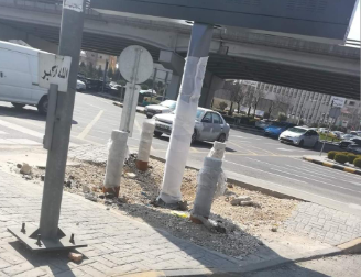 إقامة لوحة اعلانية بممر مشاة لذوي الاحتياجات الخاصة .. والامانة تؤكد : اوعزنا بازاحتها ..(تفاصيل)