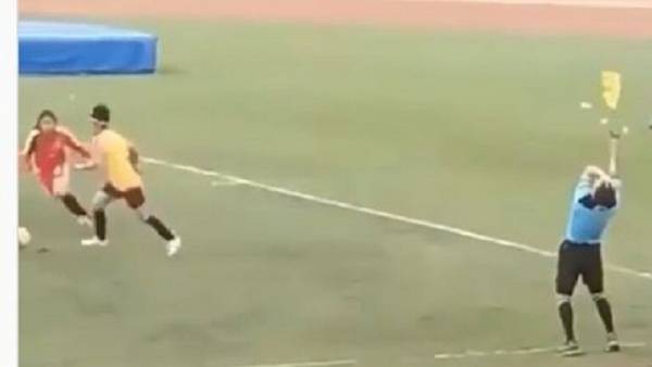 شاهد ردة فعل مضحكة لحكم لم يتحمل سقوط لاعبة في مصيدة التسلل