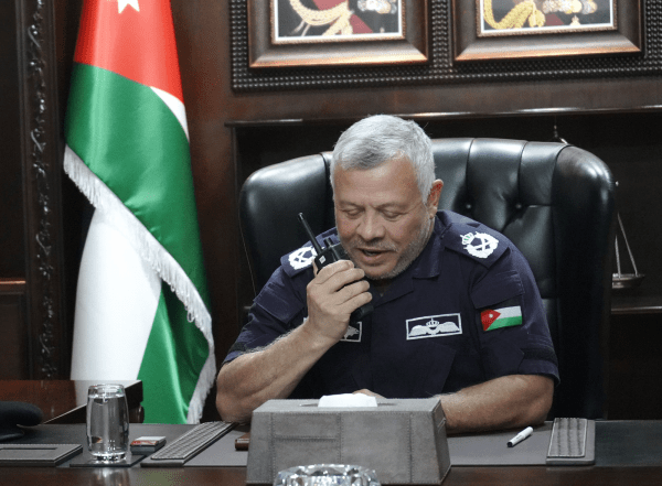 شاهد بالفيديو.. الملك يحيي مرتبات الأمن عبر اللاسلكي