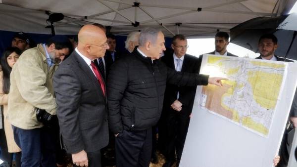 نتنياهو يتجول مع طاقم صفقة القرن الأمريكي في الضفة الغربية