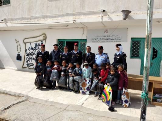 تجسيدا لحملة أردن النخوة المجموعة العربية الأردنية تشارك بتوزيع الكسوة الشتوية