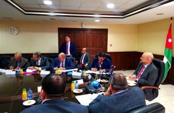 لماذا عقد الرزاز اجتماعه في وزارة الصناعة وليس في غرفة تجارة الأردن ؟؟