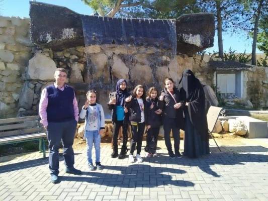 قسم الكيمياء بـالبترا يدعم مشروع بحث علمي لطالبات مدرسة النظيف