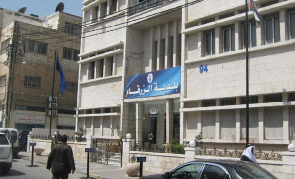 الزرقاء: القبض على موظف في بلدية الزرقاء بتهمة الرشوة والتزوير