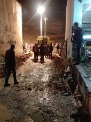 بالصور ... انهيار صخري على طريق العقبة الخلفي والامن يحذر