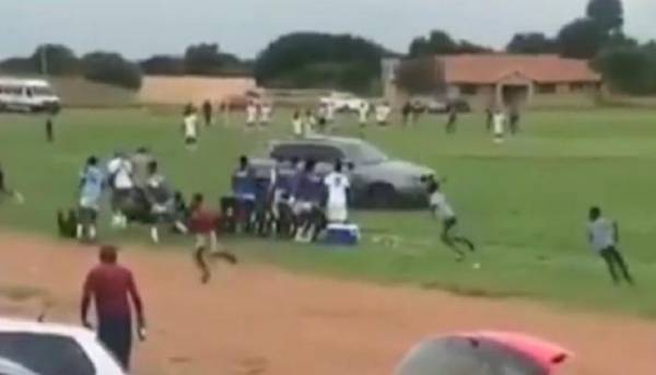 فيديو.. مشجع يحاول دهس حكم اعتراضا على قراراته