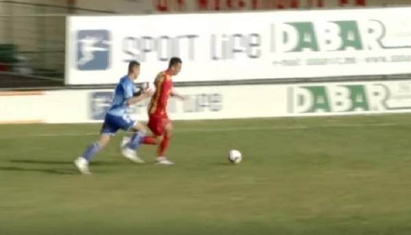 بالفيديو.. حيلة الكرة الثانية تتسبب في طرد لاعب أفسد هجمة المنافس