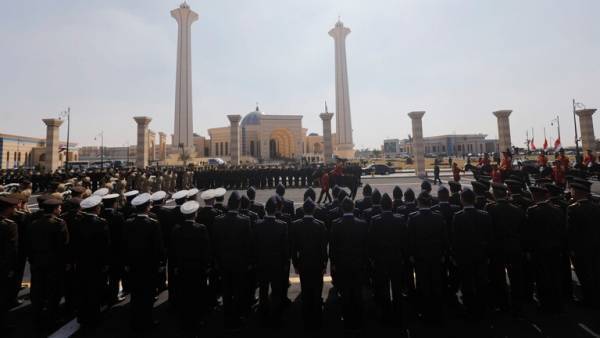 أول ظهور للفريق أحمد شفيق في جنازة مبارك بعد اختفائه طويلا .. (صورة)