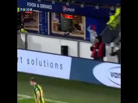 بالفيديو...لاعب يسدد الكرة في المطبخ بدلا من المرمى!