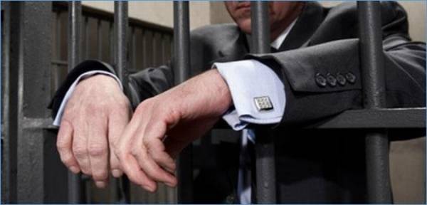 السجن لموظف انتحل شخصية زميله (تفاصيل)