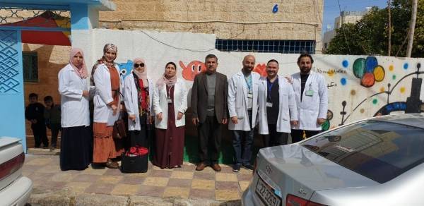 مستشفى الجامعة يُقيم يوماً صحيّاً توعويّاً في مدرسة وروضة المحبة النموذجيّة
