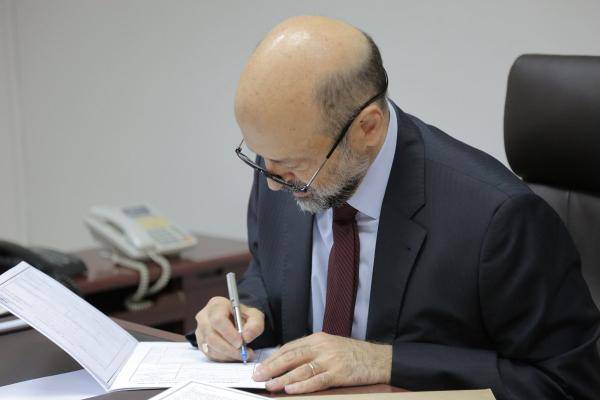 رئيس الوزراء يتسلّم التقرير الأول للمجلس الأعلى لحقوق الأشخاص ذوي الإعاقة