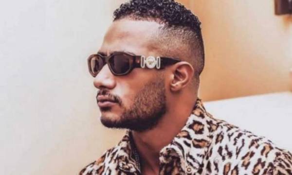 محمد رمضان يثير الفوضى والبلبلة في عزاء مبارك (صور وفيديو)