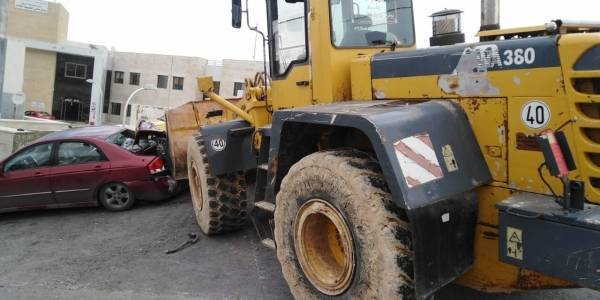 بالصور...تدهور جرافة في الجبيهة وخسائر مادية لخمس سيارات