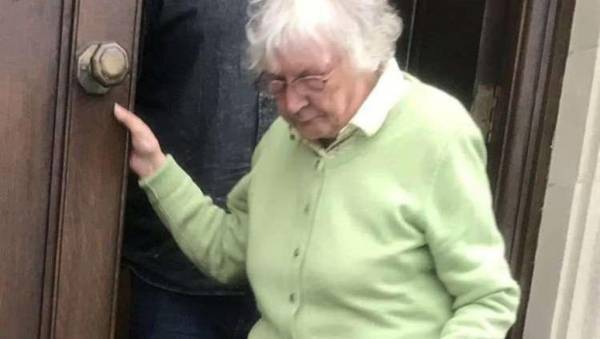 عجوز تتعمد إزعاج جيرانها بغناء ببغائها الأوبرالي