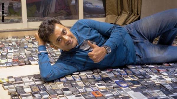 لماذا يملك هذا الرجل 2371 هاتفاً نقالاً؟ (فيديو)