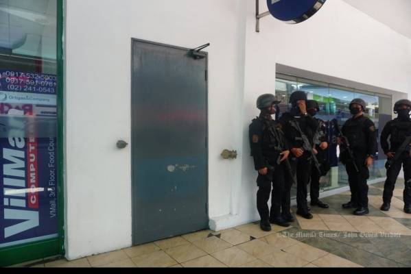 احتجاز 27 شخصا رهائن في مركز تجاري في العاصمة الفلبينية مانيلا