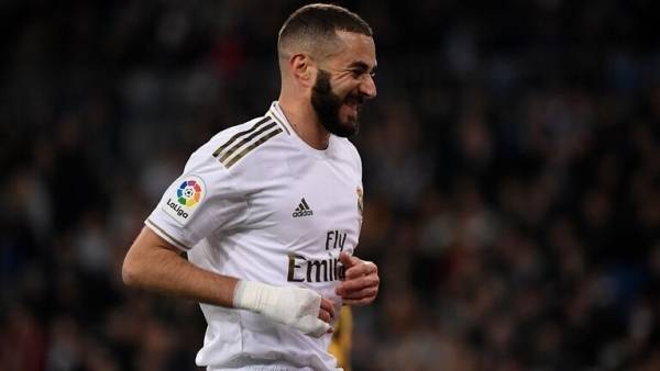 رئيس ريال مدريد يقدم هدية تذكارية لبنزيما بعد الإطاحة ببرشلونة (صورة)