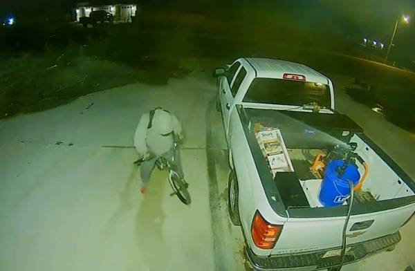 أمريكية تحمي منزلها من اللصوص بطريقة طريفة (شاهد)