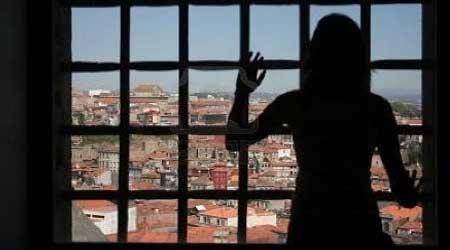 تجربة موقوفات ادارياً  يشيب لها شعر الرأس ،، وخبراء يؤكدون: التوقيف غير قانوني وتعدِ على استقلالية القضاء