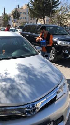 تجار يوزعون معقمات مجانا على المواطنين .. وحرب يوضح