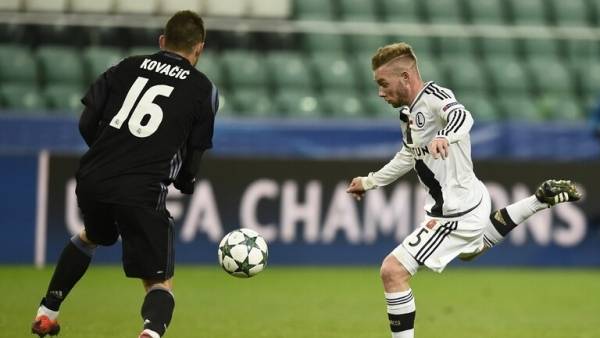 شاهد.. لاعب يكسر أنفه بركبته أثناء محاولة تسديد مقصية