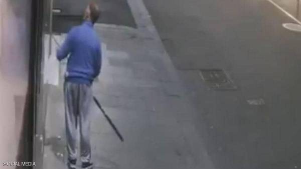 بالفيديو.. لص يصطاد عقدا ذهبيا بصنارة