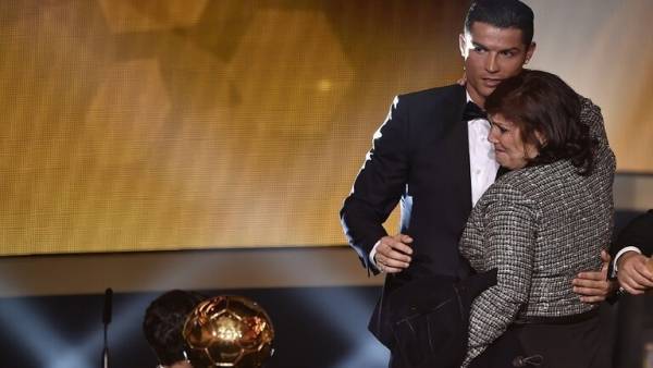 رونالدو يغرد بعد إصابة والدته بجلطة دماغية ويتقدم بطلب لمحبيه