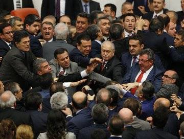 بالفيديو.. شجار جماعي بين أعضاء البرلمان التركي بسبب إدلب