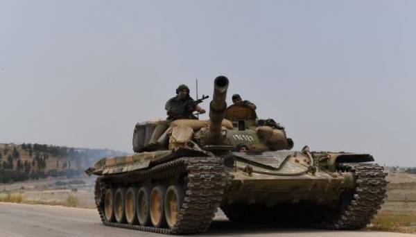 عربة سورية تجر مصفحة تركية بعد فرار الجنود الأتراك