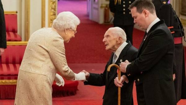 كيف تحمي ملكة بريطانيا نفسها من كورونا؟