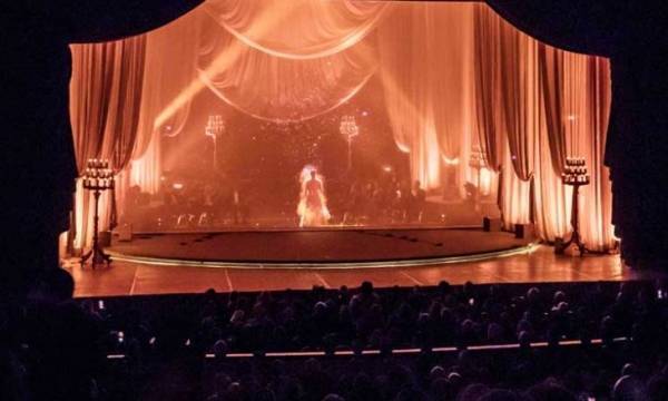 أم كلثوم تضيء مسرح الأوبرا بتقنية “هولوغرام” بعد 45 عاما على رحيلها (فيديو)