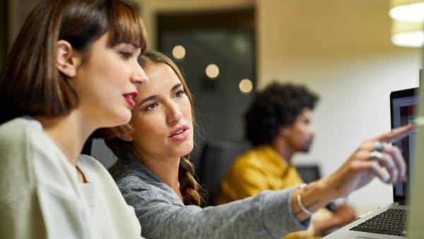 في يوم المرأة العالمي.. دعوات نسائية للإضراب عن العمل.. وهذه أسبابها