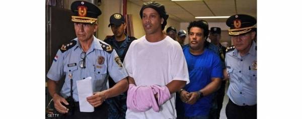 بعد القبض عليه.. رونالدينيو مقيدا أمام المحكمة