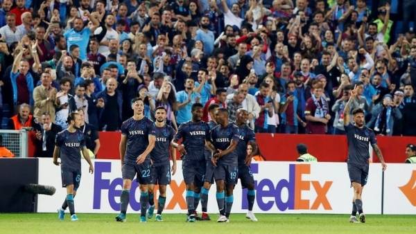 شاهد.. لاعب يبتلع ورقة تعليمات مدربه بعد قراءة محتواها