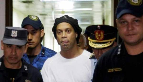 محامي رونالدينيو يتهمه بـالغباء لإنقاذه من السجن