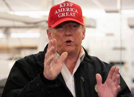 ترامب يدافع عن نفسه مع تصاعد الانتقادات لـ”فوضى” البيت الأبيض في مواجهة انتشار فيروس كورونا (تغريدة)