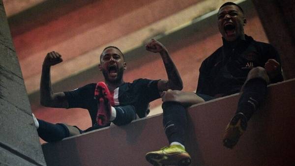 بالفيديو.. نيمار ومبابي يسخران من نجم دورتموند بوضعية اليوغا