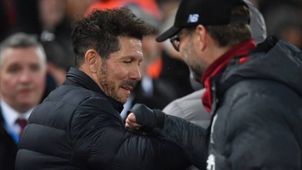 مصافحة غريبة من كلوب وشتائم بحق الجماهير التي طلبت مصافحته (فيديو)