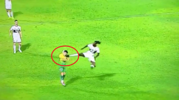 شاهد.. لاعب ريال مدريد السابق ينفذ حركة كاراتيه هوليودية على أحد خصومه (فيديو)