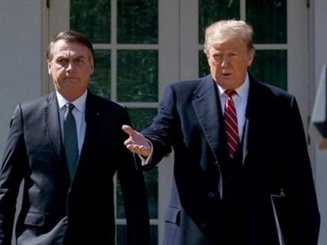 البيت الأبيض يستنفر بعد لقاء ترامب ومُصاب بكورونا