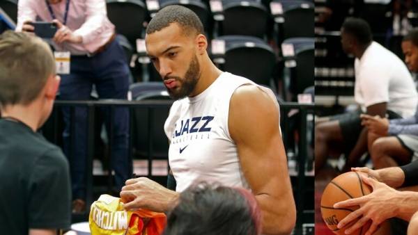 إصابة طفل بعدوى كورونا أثناء حصوله على توقيع لاعب